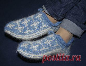 Эти красивые слипперы послужат отличным подарком и подарят человеку,который их будет носить,много удовольствия и комфорта.
Конструкция слипперов соединяет две техники:шведское витое вязание и жаккардовое вязание,благодаря чему образуется уплотненное,износостойкое полотно.
При вязании использовались 100% шерсть и 100% козий пух.Мягкие, теплые, пушистые слипперы согреют ваши ножки.
Размер 37-39