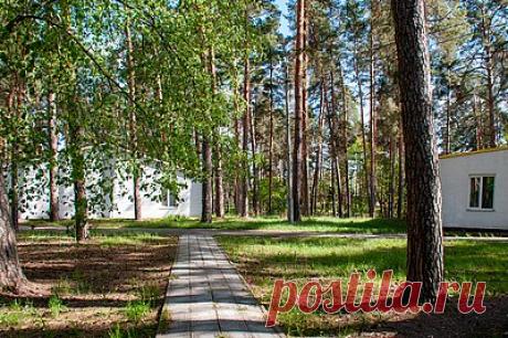 Дети массово отравились в российском лагере. Дети массово отравились в оздоровительном лагере «Юность», который находится в Воткинском районе Удмуртской Республики. По данным канала, признаки ротавирусной инфекции были обнаружены у 23 детей в возрасте от 6 до 16 лет. В частности, детей тошнило, также у них сильно болел живот.