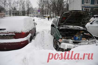 Автоэксперт поставил точку в спорах о необходимости прогревать двигатель зимой. Автоэксперт Максим Сачков рассказал, нужно ли прогревать двигатель перед началом поездки зимой. По мнению консультанта, несколько минут работы двигателя помогут подготовить к дороге все детали автомобиля и сделают масло более жидким. При нулевой температуре он посоветовал посидеть в машине две минуты.