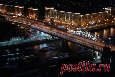 Перечислены самые дорогие арендные квартиры в Москве. Самую дорогую квартиру в Москве можно снять за 13,8 миллиона рублей в месяц. Двухуровневый таунхаус площадью 530 квадратных метров расположен в жилом комплексе на Кооперативной улице в Хамовниках. На втором месте в рейтинге оказалось жилье за 2,5 миллиона рублей в месяц также в Хамовниках.