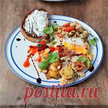 Рецепт «Яичница с фасолью и черри, тосты с рикоттой» из книги «Супер еда на каждый день от Джейми Оливера». Издательский Дом «КукБукс». - Вегетарианские блюда - Рецепты Чтобы приготовить похожий вегетарианский ужин, исключите из рецепта яйца, возьмите 750 г картофеля и 400 г грибов и следуйте общему рецепту. За 10 минут до готовности овощей посыпьте их тертым чеддером (125 г). - Вегетарианские блюда - Рецепты