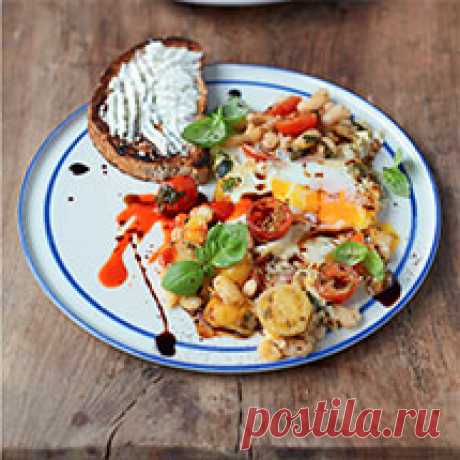 Рецепт «Яичница с фасолью и черри, тосты с рикоттой» из книги «Супер еда на каждый день от Джейми Оливера». Издательский Дом «КукБукс». - Вегетарианские блюда - Рецепты Чтобы приготовить похожий вегетарианский ужин, исключите из рецепта яйца, возьмите 750 г картофеля и 400 г грибов и следуйте общему рецепту. За 10 минут до готовности овощей посыпьте их тертым чеддером (125 г). - Вегетарианские блюда - Рецепты