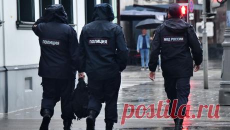 Адвокат посоветовал россиянам не разблокировать телефон полицейским. Полицейские имеют право досматривать россиян и их вещи на улице, но только при составлении протокола, с понятыми или под видеозапись, напомнил в беседе с "Газетой.Ru" адвокат Сергей Жорин. А вот требовать разблокировать телефон ...
