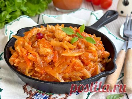 Курица, тушёная с квашеной капустой на сковороде Курица, тушёная с квашеной капустой на сковороде, - это сытное и аппетитное блюдо, которое идеально подходит для любителей капусты. Нежные кусочки курицы прекрасно сочетаются с сочной квашеной капустой, создавая гармоничный вкус.