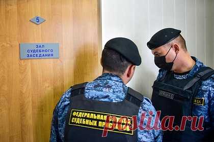 Россияне попытались продать 15 взрывных устройств и были осуждены. В Орловской области суд приговорил двух местных жителей к семи годам колонии строгого режима за причастность к незаконному обороту оружия. Мужчин признали виновными по статье 222.1 УК РФ. Один из них должен выплатить штраф в размере 560 тысяч рублей, а другой — 600 тысяч рублей.