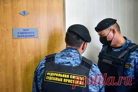 Россияне попытались продать 15 взрывных устройств и были осуждены. В Орловской области суд приговорил двух местных жителей к семи годам колонии строгого режима за причастность к незаконному обороту оружия. Мужчин признали виновными по статье 222.1 УК РФ. Один из них должен выплатить штраф в размере 560 тысяч рублей, а другой — 600 тысяч рублей.