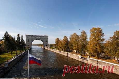 15. Знаменитая арка Угличевского шлюза...  /  Фотографии и текст Александра «Russos» Попова  |  Речной круиз, как созерцательный вид отдыха | ФОТО НОВОСТИ