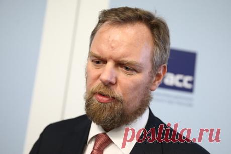 Одного из православных олигархов во второй раз арестовали заочно. Тверской суд Москвы заочно выдал санкцию на арест бывшего владельца Промсвязьбанка Дмитрия Ананьева. С момента его фактического задержания или экстрадиции в Россию он будет заключен под стражу на два месяца. Заседание по поводу ареста его брата Алексея Ананьева, проходящему по тому же делу, состоится позднее.