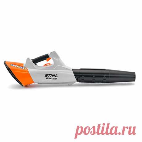 Аккумуляторное воздуходувное устройство Stihl BGA 100 (без АКБ и ЗУ). Аккумуляторное воздуходувное устройство Stihl BGA 100 очень удобно в эксплуатации и практически бесшумно, что делает работу с ним очень комфортной и позволяет пользоваться ей на территориях детских садов, школ и больниц. Этим агрегатом можно с легкостью очистить двор от листвы, скошенной травы, пыли или грязи.