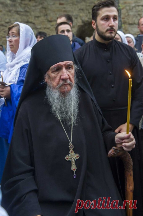 «ВОТ КОГДА ПЛОХО,ВСТАНЬ И ИДИ В ХРАМ »

Памяти архимандрита Антония (Гулиашвили)

Архимандрит Антоний (Гулиашвили) Архимандрит Антоний (Гулиашвили) Я познакомилась с отцом Антонием в самое, без преувеличения, трудное время моей жизни. Я долго болела, помочь мне никто не мог, оставалась последняя надежда на Бога. На тот момент я была крещеной, но не воцерковленной и в храм практически не ходила. Придя в Александро-Невскую церковь, я увидела высокого батюшку, а рядом с ним ж...