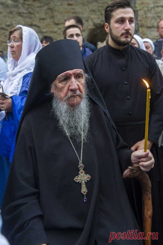 «ВОТ КОГДА ПЛОХО,ВСТАНЬ И ИДИ В ХРАМ »

Памяти архимандрита Антония (Гулиашвили)

Архимандрит Антоний (Гулиашвили) Архимандрит Антоний (Гулиашвили) Я познакомилась с отцом Антонием в самое, без преувеличения, трудное время моей жизни. Я долго болела, помочь мне никто не мог, оставалась последняя надежда на Бога. На тот момент я была крещеной, но не воцерковленной и в храм практически не ходила. Придя в Александро-Невскую церковь, я увидела высокого батюшку, а рядом с ним ж...