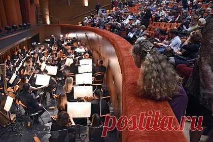 Зрительница пострадала от падения в оркестровую яму Саратовской консерватории. Зрительница получила травмы после падения в оркестровую яму в Саратовской государственной консерватории имени Л.В. Собинова. Уточняется, что девятнадцатилетней пострадавшей диагностировали закрытую черепно-мозговую травму, а также перелом лопатки и закрытый перелом голени.