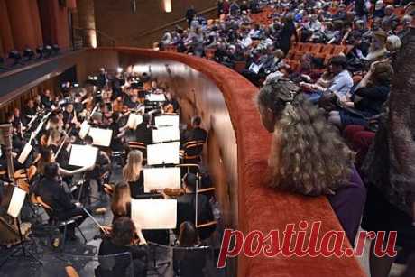 Зрительница пострадала от падения в оркестровую яму Саратовской консерватории. Зрительница получила травмы после падения в оркестровую яму в Саратовской государственной консерватории имени Л.В. Собинова. Уточняется, что девятнадцатилетней пострадавшей диагностировали закрытую черепно-мозговую травму, а также перелом лопатки и закрытый перелом голени.