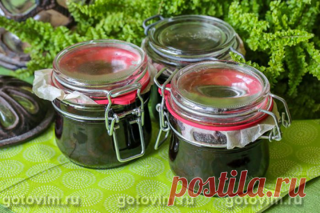 Густое варенье из вишни с коньяком. Рецепт с фото Если хотите получить густое варенье, то выбирайте спелую, не водянистую вишню и увеличьте норму сахара (до 50%  от веса ягоды). А варка в 3 этапа позволит сохранить рубиновый цвет варенья. По желанию в самом конце варки в таз с вишневым вареньем добавьте немного коньяка. Он почти не повлияет на вкус, зато сделает варенье из вишни еще ароматнее.


