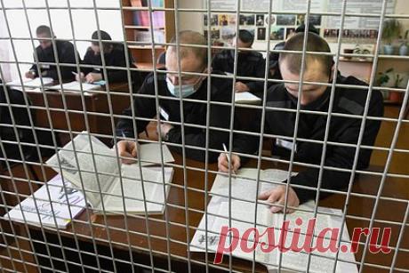 Российский студент получил срок за подготовку массовых расправ в вузе. Свободненский городской суд Амурской области приговорил 19-летнего студента к 2,5 года колонии общего режима за подготовку к нападению на вуз, в котором он учился. Установлено, что с 1 марта 2018 года по 23 июня 2022 года молодой человек изготовил орудие для совершения преступления и нашел соучастника.