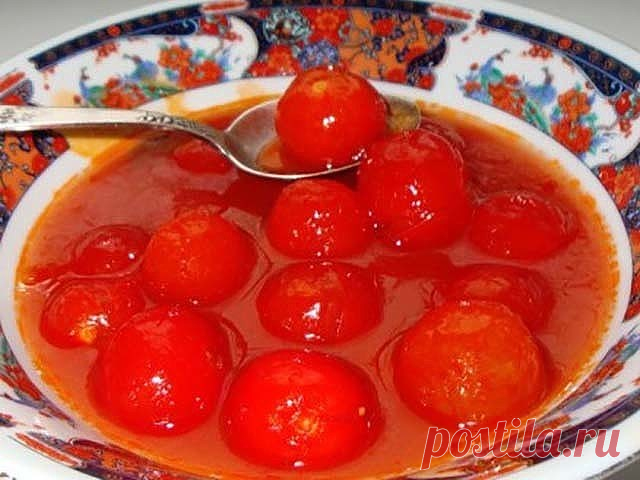 ПОМИДОРЫ В СОБСТВЕННОМ СОКУ! РЕЦЕПТ НА ВЕКА! 

Делюсь рецептом, который передала мне бабушка через поколение! Легкое приготовление, а вкус просто божественный! Вся семья постоянно просит приготовить такие, а друзья просят рецепт! 
Очень простой и практичный рецепт, в котором найдется применение и крупным, и мягким, и немного придавленным помидоркам. 

Что понадобится для приготовления 
Крупные, спелые помидоры для сока 
Мелкие помидоры 
Соль и сахар 
Душистый перец-горошек...