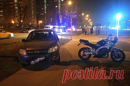 19-летняя девушка погибла в ДТП с мотоциклом в Москве. Мотоциклист протаранил дорожный знак и автомобиль на улице Грекова на севере Москвы, в результате ДТП погибла 19-летняя девушка-пассажир. По данным столичной прокуратуры, все произошло в ночь на четверг, 13 апреля. Управлял мотоциклом 19-летний молодой человек. Сопровождавшая его девушка скончалась на месте.