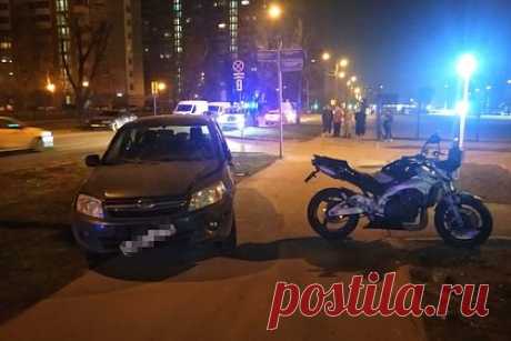 19-летняя девушка погибла в ДТП с мотоциклом в Москве. Мотоциклист протаранил дорожный знак и автомобиль на улице Грекова на севере Москвы, в результате ДТП погибла 19-летняя девушка-пассажир. По данным столичной прокуратуры, все произошло в ночь на четверг, 13 апреля. Управлял мотоциклом 19-летний молодой человек. Сопровождавшая его девушка скончалась на месте.