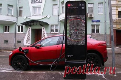 В российских регионах установят более 650 быстрых зарядок для электромобилей. В 32 российских регионах до конца 2023 года планируется установить 659 быстрых электрических зарядных станций для автомобилей (ЭЗС). Об этом пишут «Известия» со ссылкой на пресс-службу Минпромторга. Однако представители отрасли считают, что такого количества недостаточно для комфортного использования электрокаров.