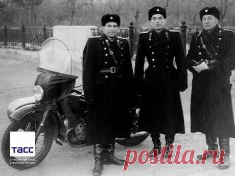 Facebook
#АрхивТАСС: один из первых милицейских мотоциклов на улицах Челябинска. 1930 год

© ИТАР-ТАСС/из архива ГИБДД Челябинской области