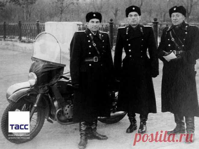 Facebook
#АрхивТАСС: один из первых милицейских мотоциклов на улицах Челябинска. 1930 год

© ИТАР-ТАСС/из архива ГИБДД Челябинской области