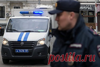 Россиянин пытался повесить щенка на балконе в отместку бросившей его девушке. Житель Новосибирска пытался повесить щенка на балконе в отместку бросившей его девушке. Он записал видеоролик с издевательствами над животным и отправил его возлюбленной. От увиденного девушка пришла в шок и скинула все зоозащитникам, те же перенаправили информацию сотрудникам полиции.
