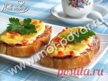 Горячие бутерброды с колбасой, сыром и перцем.