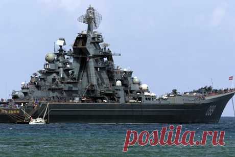 В России допустили вывод крейсера «Петр Великий» из боевого состава ВМФ. Тяжелый атомный ракетный крейсер «Петр Великий» может быть выведен из боевого состава Военно-морского флота (ВМФ) России. По словам источника ТАСС в военно-морской сфере, опыт ремонта и модернизации однотипного крейсера «Адмирал Нахимов» показал, что подобные действия являются очень затратными.