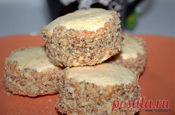 Пирожные "Альфахорес" | На пробу!
Ингредиенты:

Масло сливочное — 100 гр
Разрыхлитель теста — 1 ч.л.
Крахмал — 180 гр
Ванильный сахар — 2 ч.л.
Мука в/с — 160 гр
Сахар — 150 гр
Яйцо — 1 шт.
Желток — 1 шт.
Коньяк или ликер (у меня Амаретто) — 1 ст.л.
Цедра лимона — 1 ч.л.
Сгущенное вареное молоко — 400 гр (можно заменить на шоколадную пасту, мягкую карамель, джем)
Орехи — 200 гр (любые на Ваш вкус или вообще кокосовая стружка)