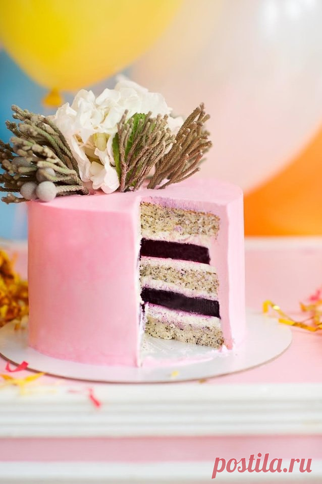 Торт «Лесные ягоды»

Ингредиенты:

Для теста (на 2 формы диаметром 16–18 см):

Яйца — 6 шт.
Сахар — 260 г
Мука — 255 г
Растительное масло — 4,5 ст. л.
Кипяток — 4,5 ст. л.
Разрыхлитель — 1,5 ч. л.
Мак — 50 г
Ванильный экстракт — 1,5 ч. л.

Для крема:

Маскарпоне — 250 г
Сливки 33-35% — 500 мл
Сахарная пудра — 2 ст. л.

Для ягодного желе:

Ягодное пюре — 400 г
Листовой желатин — 20 г

Приготовление:

1. Для теста: яйца взбивать отдельно минут 5, потом добавить ваниль, сахар...