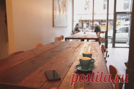 Если можно, то мне эспрессо, новостей и немного денег, путешествовать, меньше стресса, больше нежности, без истерик. Шоколадку, добрее утро, вдохновения и улыбок... если можно, давайте утку запеченную или рыбу. Дольше — молодость, позже — старость, двух детей, или дальше — внуков.. и здоровья бы — вот подарок, к черту — грыжу и близорукость. а ещё бы — побыть успешным, и портрет хочу (лучше — в профиль)... ой, простите меня, конечно, замечтался... мне — черный кофе. Глеб Дебольский