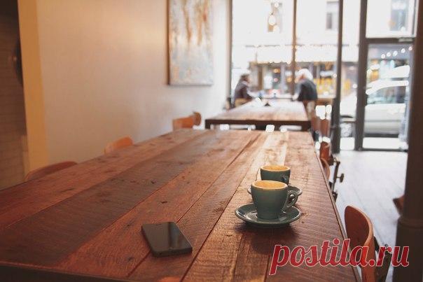 Если можно, то мне эспрессо, новостей и немного денег, путешествовать, меньше стресса, больше нежности, без истерик. Шоколадку, добрее утро, вдохновения и улыбок... если можно, давайте утку запеченную или рыбу. Дольше — молодость, позже — старость, двух детей, или дальше — внуков.. и здоровья бы — вот подарок, к черту — грыжу и близорукость. а ещё бы — побыть успешным, и портрет хочу (лучше — в профиль)... ой, простите меня, конечно, замечтался... мне — черный кофе. Глеб Дебольский