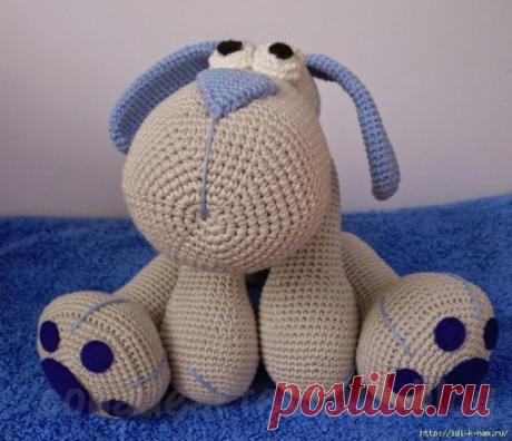 Вяжем собачку 
Вам потребуется пряжа 4 цветов — бежевая для тела, второй цвет для ушек, хвостика и носа (в описании голубой), черный и белый для глаз.

Также потребуется крючок, подходящий по толщине пряжи, материал для набивки, кружочки из фетра для оформления лапок, игла для сшивания и ножницы.
Показать полностью…