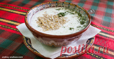 ″Таратор″ - болгарская ″окрошка″, и она вкуснее нашей! Вот рецепт 
Идеальное блюдо для лета.

Можно ли назвать таратор супом? Можно, но лучше этого не делать. Настоящий таратор это не только суп и не обязательно первое блюдо. Он родом из Болгарии, там его подают и в…