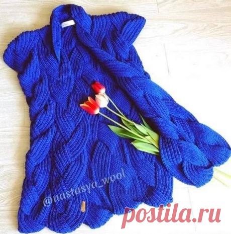 Роскошный кардиган спицами из переплетенных кос