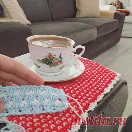 Eskileri anmayı çok seviyorum sanırım. Yıllar oldu çok ama çok sevdiğim dedemi kaybedeli. Bugün onun gidişinin yıl dönümü. 
Her gün bir kahve içerdi dedem ve bir elma yerdi. Her kahve de anmıyorum dersem yalan olur.
Annemden kalan örgüyü de sizlere model olması için örnek çıkarayım dedim. Fazlası yok bugün. 
Bugün anma günü, şükretme günü.
 Hayırlı sağlıklı kandillerimiz olsun.