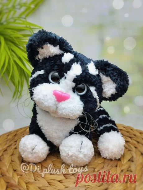 PDF Кот Том крючком. FREE crochet pattern; Аmigurumi toy patterns. Амигуруми схемы и описания на русском. Вязаные игрушки и поделки своими руками #amimore - котята из фактурной пряжи, плюшевый котик, кот из плюшевой пряжи, кошка, кошечка, котёнок.