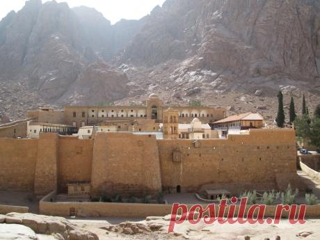 монастырь святой Екатерины среди Синайских гор