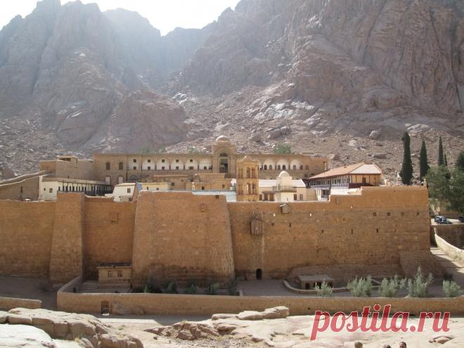 монастырь святой Екатерины среди Синайских гор