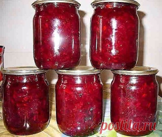 САЛАТ СО СВЕКЛОЙ И КАБАЧКАМИ

Делаю такой салатик много лет, мои трескают с удовольствием.
3 кг бурачков,
3кг кабачков( и то и другое нашинковать на терке).
1,5кг лука(порезать кольцами).
3 ст. ложки соли,
300 г сахара,
100 г уксуса 9%,
0,5 стакана подсолнечного масла.
Перемешать и оставить на 30 мин. Затем тушить 40 мин.
Разложить в стерилизованные банки и на ночь под одеяло. Такой похожий рецептик я видела здесь, но весь секрет в том, что свеклу предварительно не надо от...