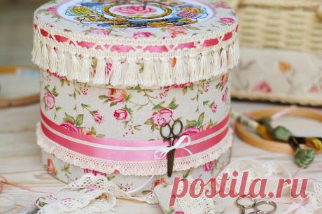 Круглая коробка для рукоделия: мастер-класс Круглая коробка для рукоделия: мастер-классМатериалы, которые нам потребуются: картон переплетный 1,5-2мм (я купила пару больших листов в переплетной мастерской), плотная бумага (для внутренней отделки коробки), канцелярский нож, клей (я использую кристалл момент и обычный клей), линейка,...