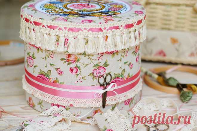 Круглая коробка для рукоделия: мастер-класс Круглая коробка для рукоделия: мастер-классМатериалы, которые нам потребуются: картон переплетный 1,5-2мм (я купила пару больших листов в переплетной мастерской), плотная бумага (для внутренней отделки коробки), канцелярский нож, клей (я использую кристалл момент и обычный клей), линейка,...