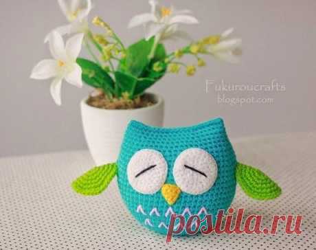 Вязаная совушка от Fucurou Crafts

Автор перевода: Ксения Куваева

Размер совы - около 10 см при использовании крючка 1,80 мм.

Сокращения: КА – кольцо амигуруми Сбн – столбик без накида СС - соединительный столбик (соединительная петля) Пр - прибавка Уб - убавка

ТЕЛО
Р1: 6 сбн в кольцо Р2:( пр) х 6 раз– 12 сбн Р3: (сбн, пр) х 6 – 18 сбн Р4: (2 сбн, пр) х 6 – 24 сбн Р5: (3 сбн, пр) х 6 – 30 сбн Р6: 2 сбн, пр, (4 сбн, пр) х 5, 2 сбн – 36 сбн Р7: (5 сбн, пр) х 6 – 42 сбн Р8...