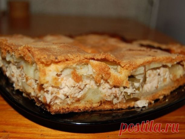 БЫСТРЫЙ КУРНИК

Ингредиенты:

6 картофелин
1 лук
1 окорочок и половинка куриной грудки

Для теста:

сметана — 100 гр
майонез — 100 гр
мука — 200-250 гр
2-3 яйца
1/2 ч.л. погашенной соды
соль на кончике ножа

Приготовление:

Куриное мясо нарезать небольшими кусочками, картофель нарезаем колечками, лук тонкими полукольцам.
Форму смазываем растительным маслом, присыпаем панировочными сухарями и выкладываем слой картошки, солим, сверху выкладываем слой лука, затем слой мяса, с...