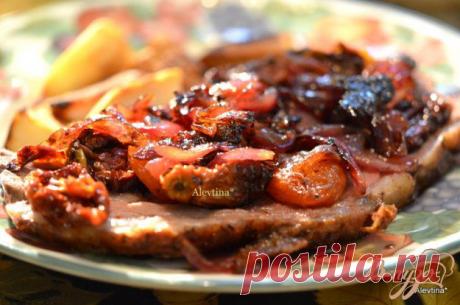 Корейка под соусом с абрикосами и вялеными томатами