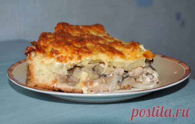 Пирог с грибами, курицей и картофелем.