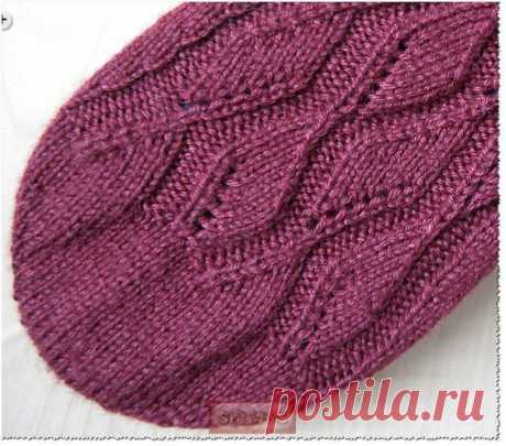 Красивый круглый мысок.МК от автора.
#вязание #рукоделие #спицы 

Надо взять спицы на леске, завязать на одной спице петлю из рабочей нити, оставив при этом довольно длинный хвостик, около 40 см.
Обматываем спицы "восьмеркой", чтобы на каждой спице получилось по 6 петель (всего 12). Дальше можно вязать методом "Волшебной петли/Magic loop" на спицах на леске, но можно, в целом, и перейти на чулочные спицы. Мое мнение - на этой стадии носка спицы на леске удобнее.
Располагае...