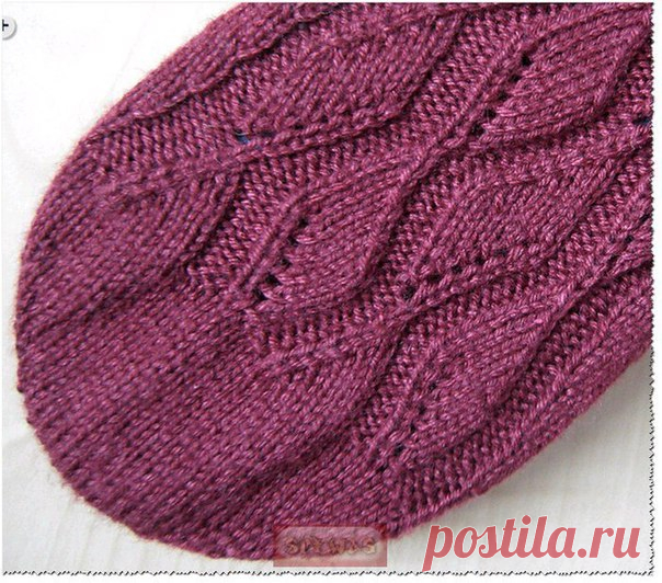 Красивый круглый мысок.МК от автора.
#вязание #рукоделие #спицы 

Надо взять спицы на леске, завязать на одной спице петлю из рабочей нити, оставив при этом довольно длинный хвостик, около 40 см.
Обматываем спицы 