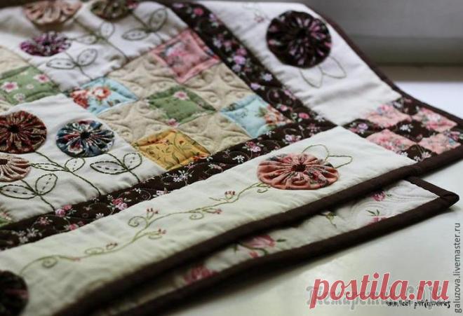 Создаем лоскутный плед «Дивный сад» Со слов автора. Пока в запасе еще есть лето, и хотя у многих летом времени на рукоделие меньше, тем не менее хочу предложить вашему вниманию целый пост по созданию небольшого, но душевного лоскутного ...