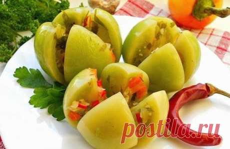 Квашенные острые зеленые помидоры - Эфария Такая острая квашеная закуска подойдет к праздничному столу и к домашнему ужину.  Помидоры зеленые — 1 кг; Чеснок — 3-4 зуб.; Перец сладкий болгарский — 2 шт; Соль крупная — 40 г; Перец острый чили (по вкусу) ; Петрушка, укроп Рассол: на 900 мл воды — 40 г соли. 1. Выбрать крепкие,без повреждений зеленые помидоры.